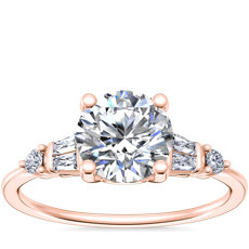 Anillo de compromiso de diamantes pequeños de talla baguette y redonda  en oro rosado de 14 k (1/6 qt. total)